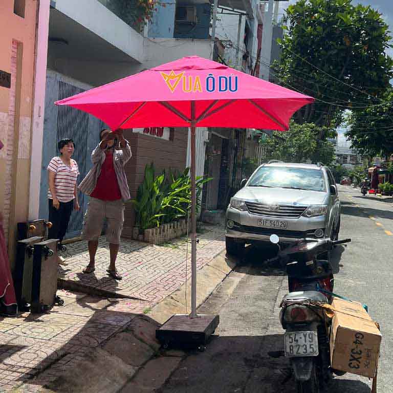 Dù đứng tâm vuông 2m màu hồng